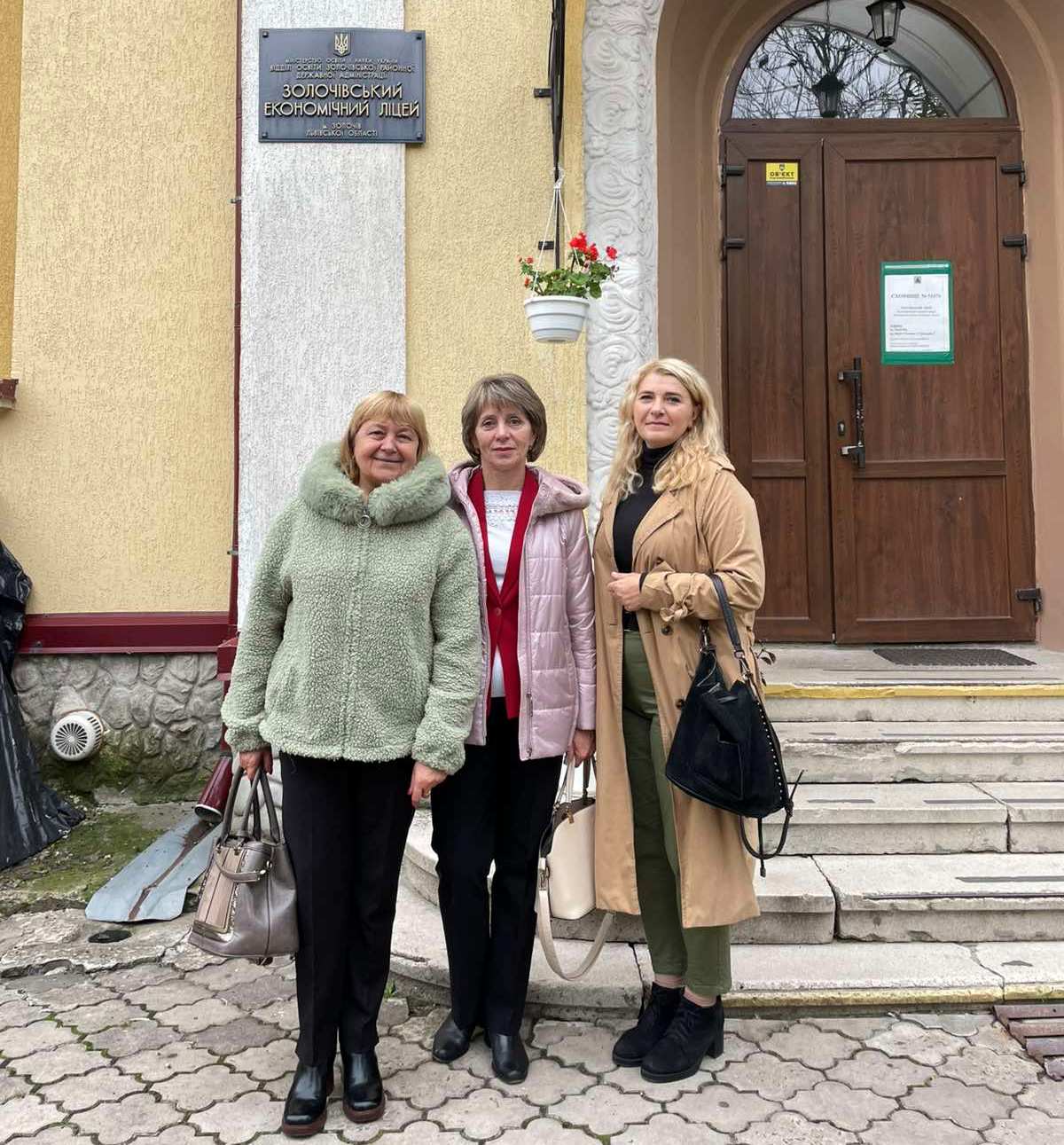 Декан факультету філології і журналістики Бачинська Г. В., професор Вільчинська Т. П. та доцент Вербовецька О. С. під час профорієнтації у Золочеві